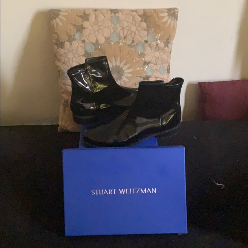 Stuart Weitzman woman’s black Easyon vinyl